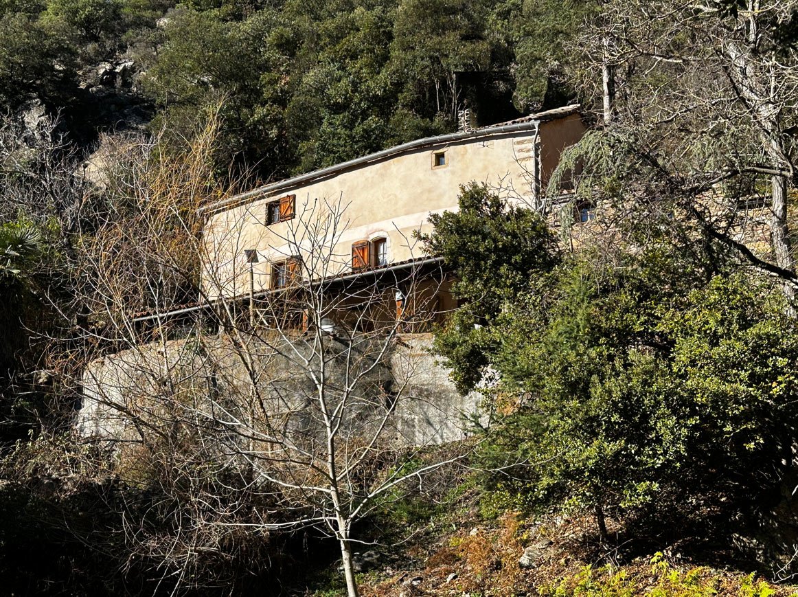 La maison visible en hivers, quanb les arbres n'ont plus de feuilles.