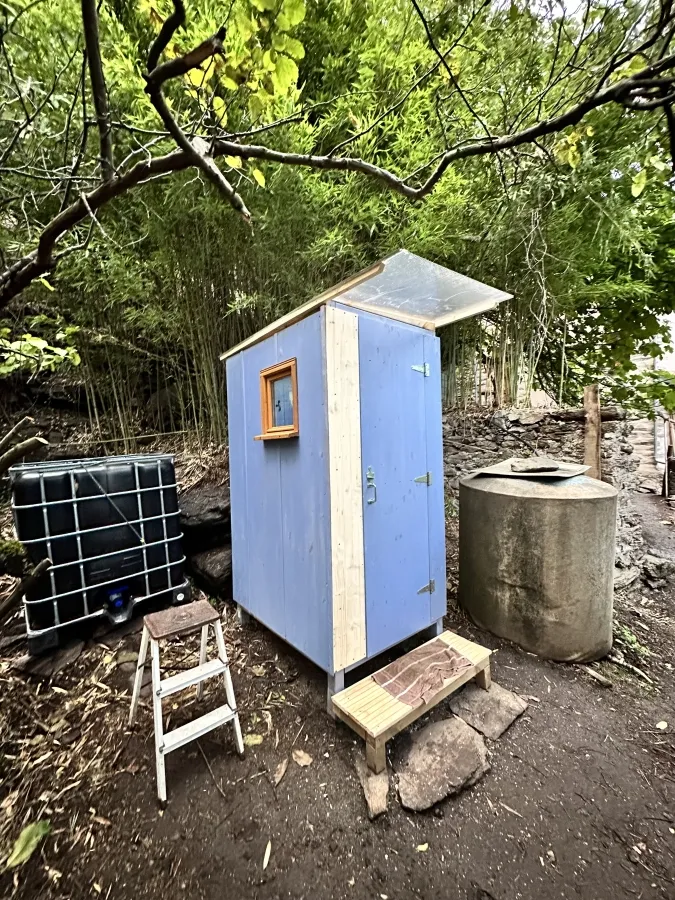 Toilettes sèches en extérieur.