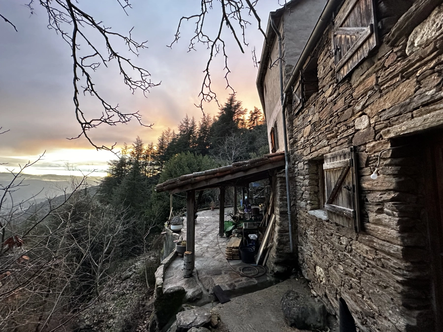 Le devant de la maison en hivers.