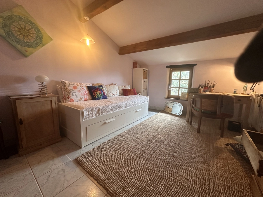 Chambre au premier étage avec sa salle de bain.